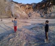 vulcano_solfatara_bambini nel cratere